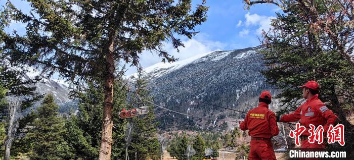 正在進(jìn)行斜向救援。　西繞拉翁 攝