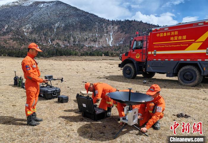 正在進(jìn)行通信通聯(lián)訓(xùn)練?！∥骼@拉翁 攝