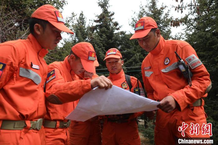 指戰(zhàn)員正在進(jìn)行地形勘察?！∥骼@拉翁 攝