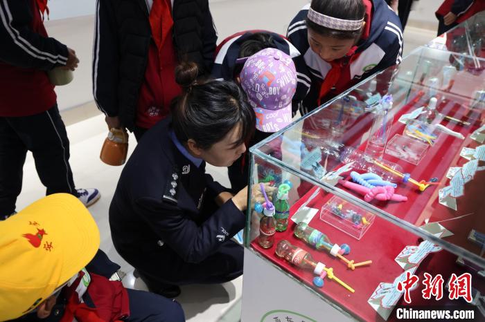 圖為亞東邊檢站民警為駐地小學(xué)生開展禁毒教育。　胡利媛 攝