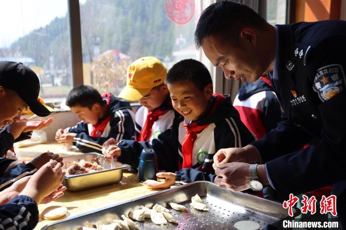 圖為亞東邊檢站民警與駐地小學(xué)生其樂融融包餃子?！『?攝