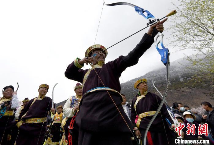 3月28日，選手參加響箭比賽?！±盍?攝