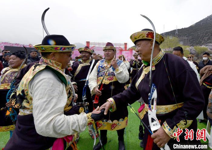3月28日，選手射中靶心后慶祝?！±盍?攝