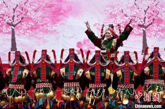 3月28日，西藏林芝第二十屆桃花旅游文化節(jié)開幕式上的文藝表演?！±盍?攝