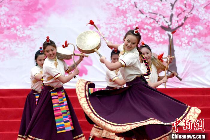 3月28日，西藏林芝第二十屆桃花旅游文化節(jié)開幕式上的文藝表演?！±盍?攝