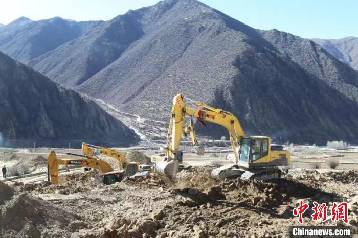 圖為高標(biāo)準(zhǔn)農(nóng)田建設(shè)施工現(xiàn)場?！「裆愔?攝