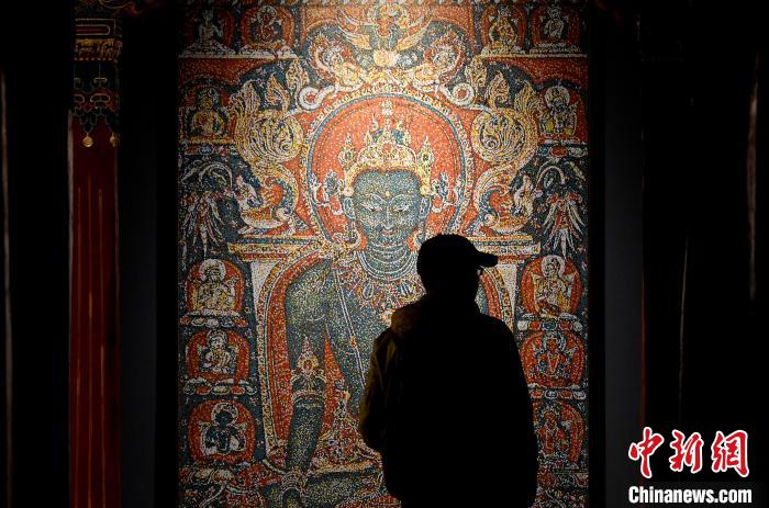 3月31日，觀眾欣賞展覽中的作品?！±盍?攝