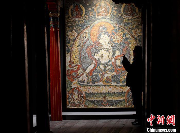 3月31日，觀眾欣賞展覽中的作品?！±盍?攝