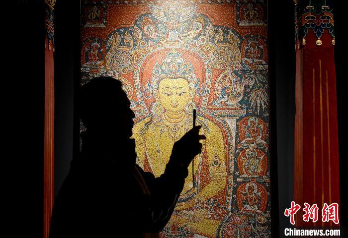 3月31日，觀眾欣賞展覽中的作品。　李林 攝