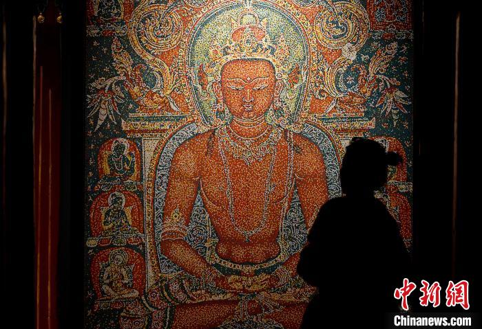 3月31日，觀眾欣賞展覽中的作品?！±盍?攝