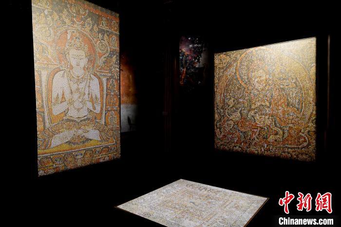 3月31日，觀眾欣賞展覽中的作品?！±盍?攝