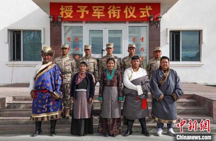 圖為列兵代表與親人合影留念?！詵| 攝