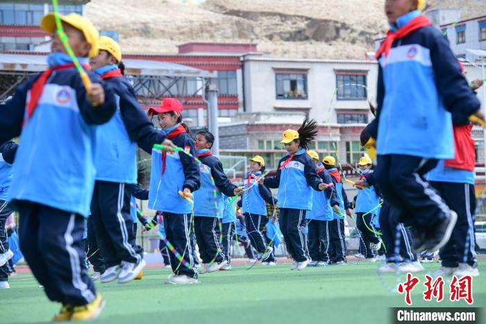 圖為學(xué)生正在練習(xí)跳繩。　貢嘎來(lái)松 攝
