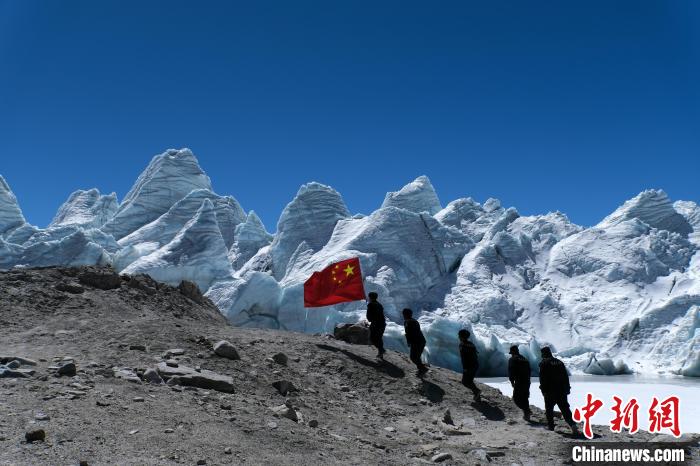 4月5日，普瑪江塘邊境派出所民輔警巡邏至四零冰川附近?！〗w波 攝