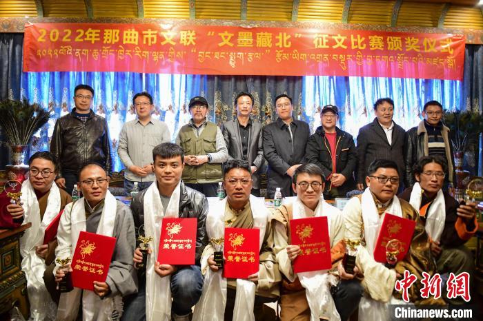 圖為獲獎(jiǎng)人員合影留念?！∝暩聛?lái)松 攝