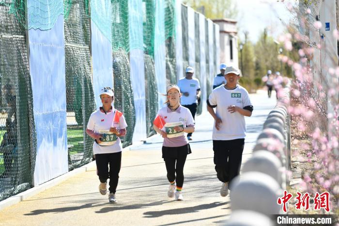 圖為5公里歡樂(lè)跑現(xiàn)場(chǎng)?！∝暩聛?lái)松 攝