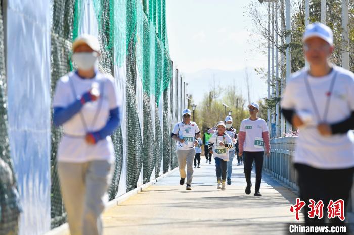 圖為5公里歡樂(lè)跑現(xiàn)場(chǎng)?！∝暩聛?lái)松 攝