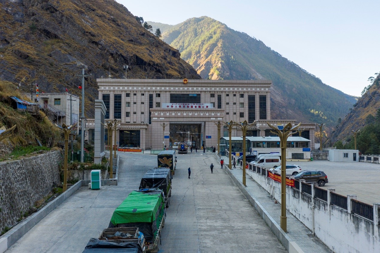 吉隆口岸正在等待出境的車輛。人民網(wǎng)記者 唐宋攝