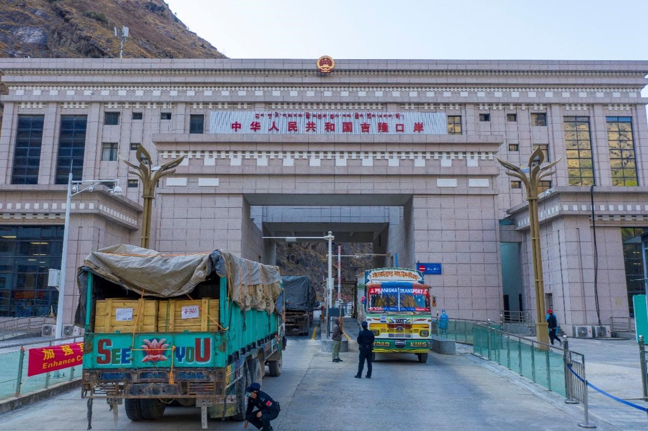 吉隆口岸移民管理警察正在檢查出入境車輛。人民網(wǎng)記者 唐宋攝