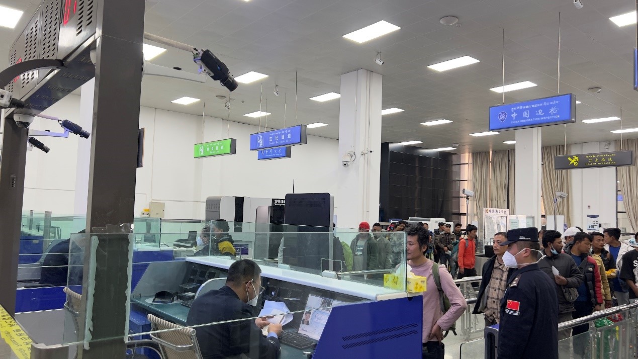 吉隆口岸移民管理警察正在查驗(yàn)護(hù)照。人民網(wǎng)記者 唐宋攝