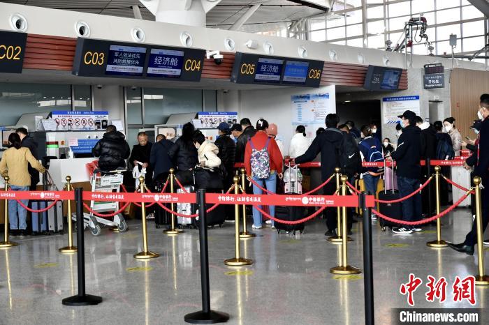 圖為旅客辦理登機手續(xù)。　周航 攝