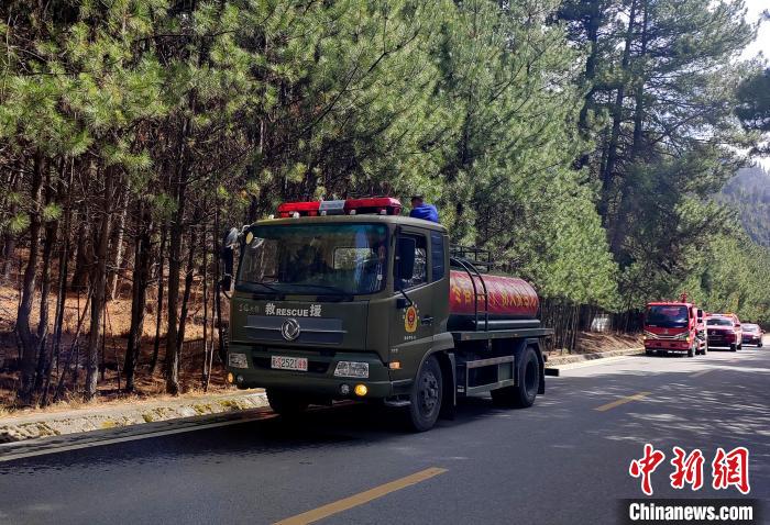 林芝市森林消防支隊(duì)米林中隊(duì)在米林縣一帶開展灑水增濕作業(yè)?！≮w健宇 攝