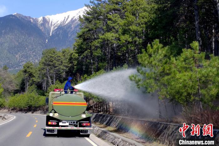 林芝市森林消防支隊(duì)米林中隊(duì)在米林縣一帶開展灑水增濕作業(yè)?！≮w健宇 攝