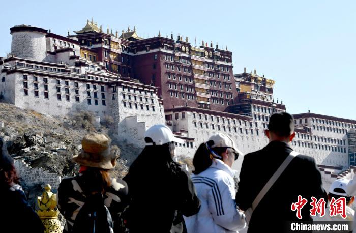 4月17日，游客在拉薩布達拉宮觀景臺拍照留念?！±盍?攝