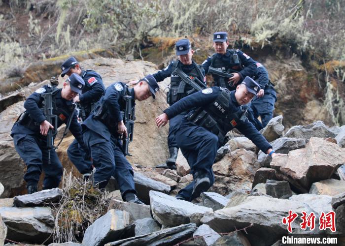 山南邊境管理支隊(duì)玉麥邊境派出所民警在邊境巡邏途中穿過(guò)亂石區(qū)?！∴嶇?攝