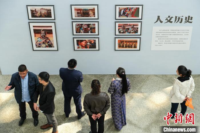 圖為觀眾觀看展覽。