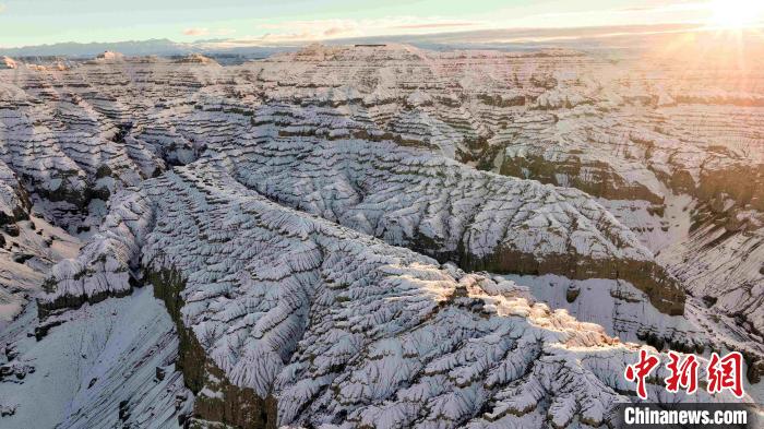 圖為參展攝影師拍攝的西藏阿里札達(dá)土林雪后風(fēng)光?！≈鬓k方 供圖