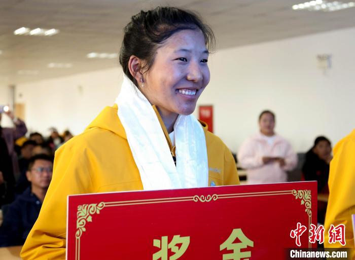 玉珍拉姆上臺領(lǐng)獎?！∝暣_ 攝