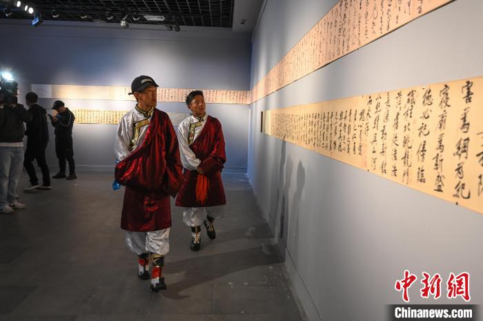 圖為學(xué)生參觀黃庭堅(jiān)書法文獻(xiàn)展?！≮w朗 攝