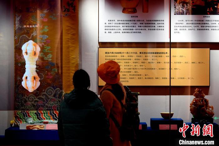 圖為5月18日，觀眾正在欣賞展覽?！±盍?攝