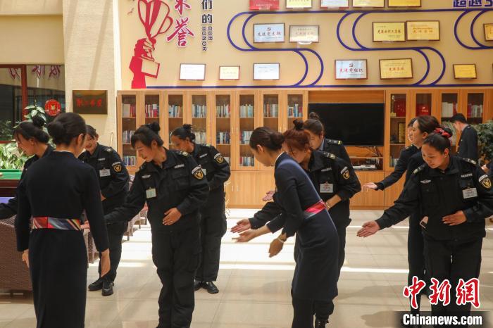 日喀則火車站客運人員學習服務禮儀。　斗山得 攝