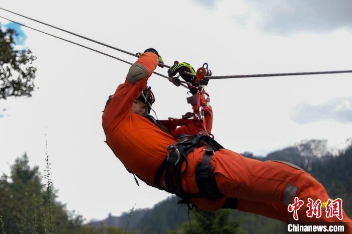 圖為消防員開展斜向救援訓(xùn)練?！抢倮?攝