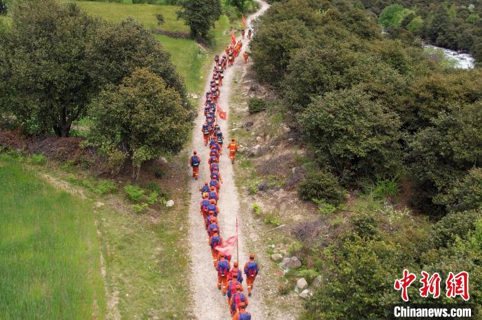 圖為西藏林芝森林消防員穿越山林?！●T怡凡 攝
