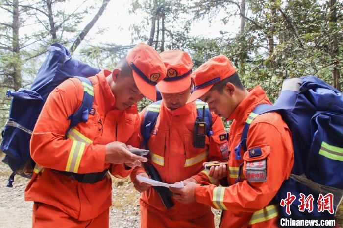 圖為消防員開展野外按圖行進(jìn)訓(xùn)練?！抢倮?攝