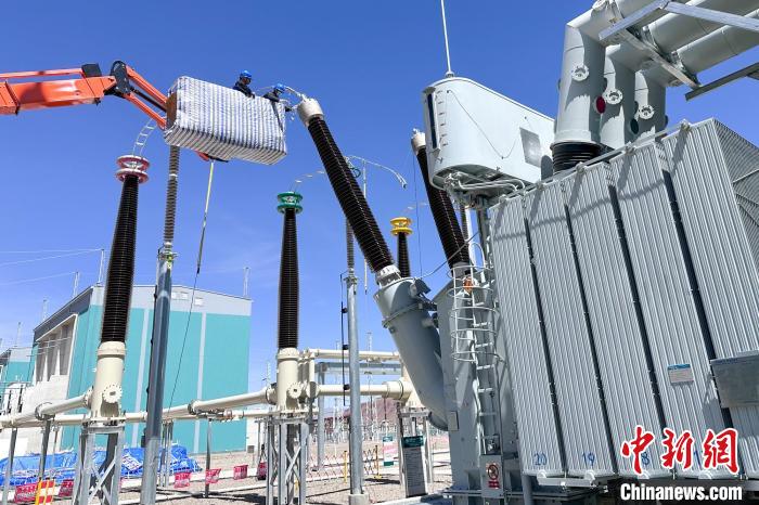 國網(wǎng)西藏電力組織檢修人員對設備進行全面體檢?！W(wǎng)西藏電力有限公司 供圖