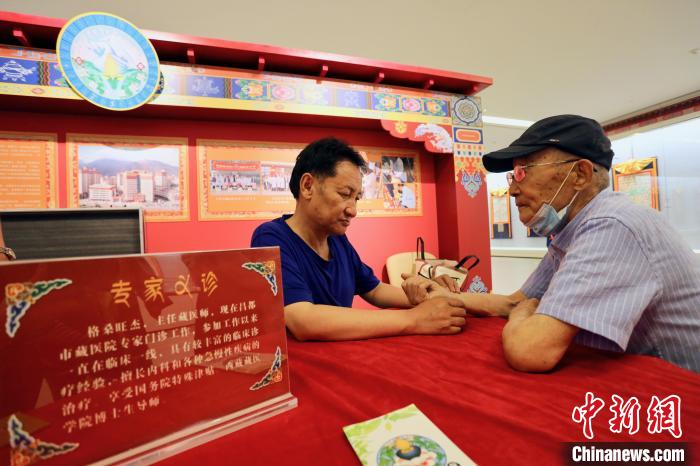 “藏韻瑰寶”藏醫(yī)四部醫(yī)典唐卡珍品展在天津美術館展出，展覽現(xiàn)場藏醫(yī)專家義診受歡迎?！⒖∩n 攝