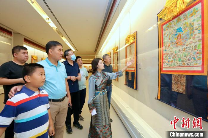 “藏韻瑰寶”藏醫(yī)四部醫(yī)典唐卡珍品展現(xiàn)場?！⒖∩n 攝