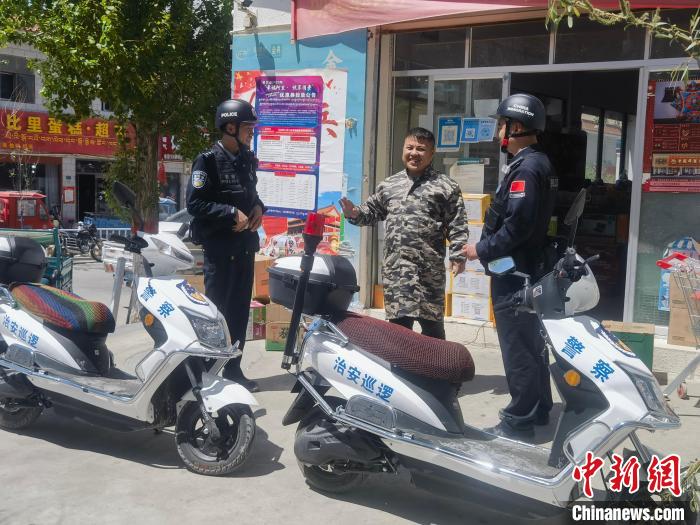 民警對轄區(qū)商鋪進行走訪排查?！↑S創(chuàng)偉 攝