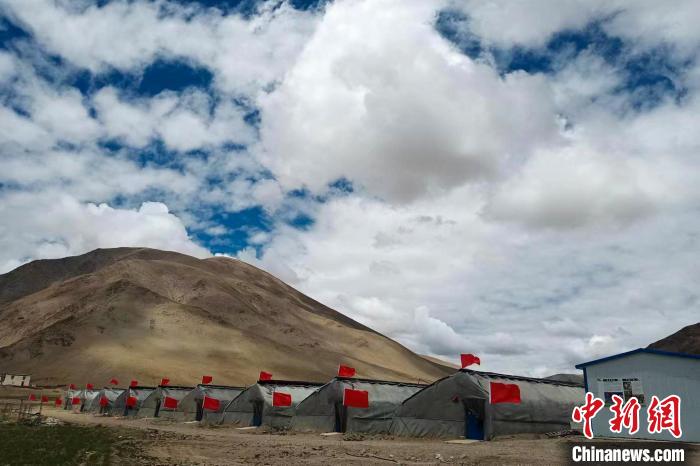 圖為西藏康馬縣的高原溫室大棚?！⒔ㄜ?攝