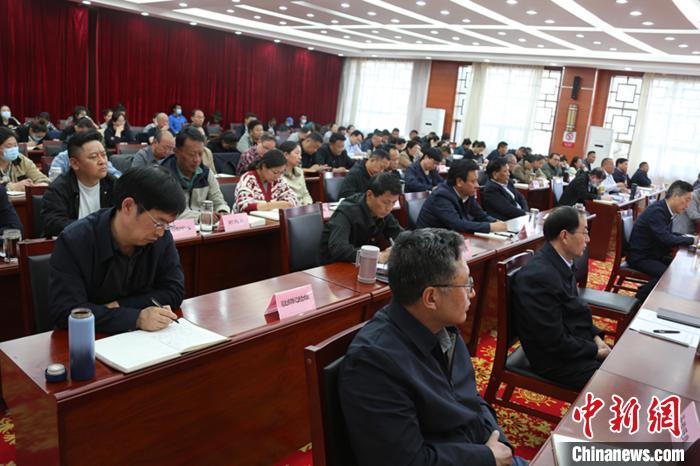 圖為專題黨課現(xiàn)場?！∝暽＠?攝