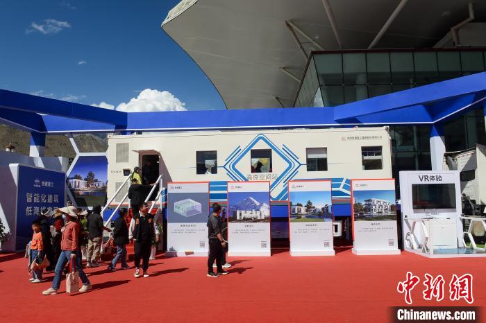 展覽現場，觀眾體驗裝配式增壓增氧建筑?！~ 攝