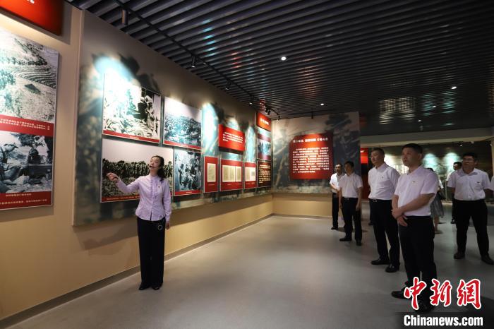 圖為西藏航空一行在臨沂市孟良崮戰(zhàn)役紀(jì)念館開(kāi)展主題教育活動(dòng)。　姜博 攝
