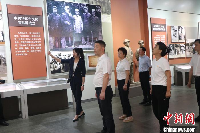 圖為西藏航空一行在臨沂市沂蒙革命紀(jì)念館開(kāi)展主題教育活動(dòng)。　姜博 攝