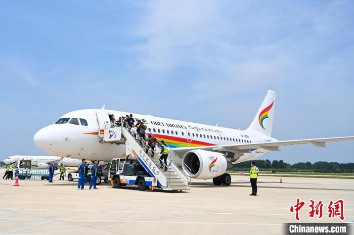 圖為旅客抵達(dá)機(jī)場(chǎng)?！≮w朗 攝