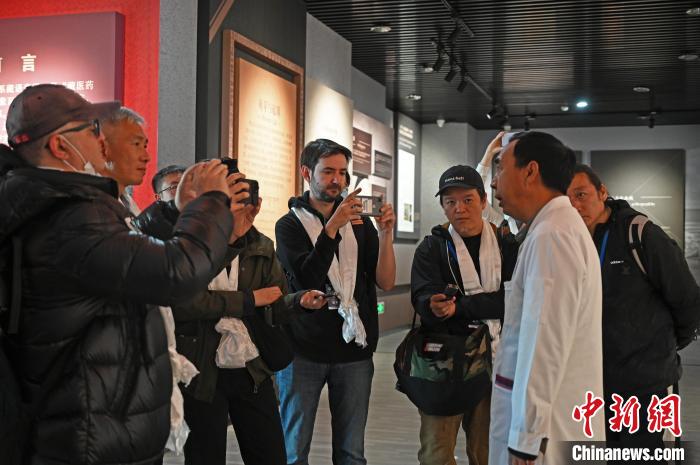 圖為中外媒體采訪西藏自治區(qū)藏醫(yī)院相關(guān)負(fù)責(zé)人?！≮w朗 攝