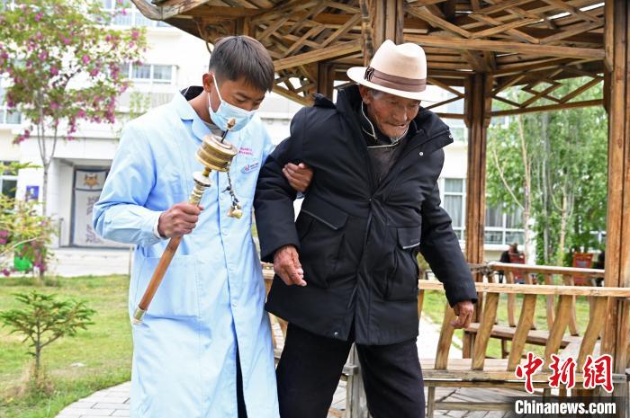 圖為曲松縣特困人員集中供養(yǎng)中心老人索朗歐珠。　趙朗 攝